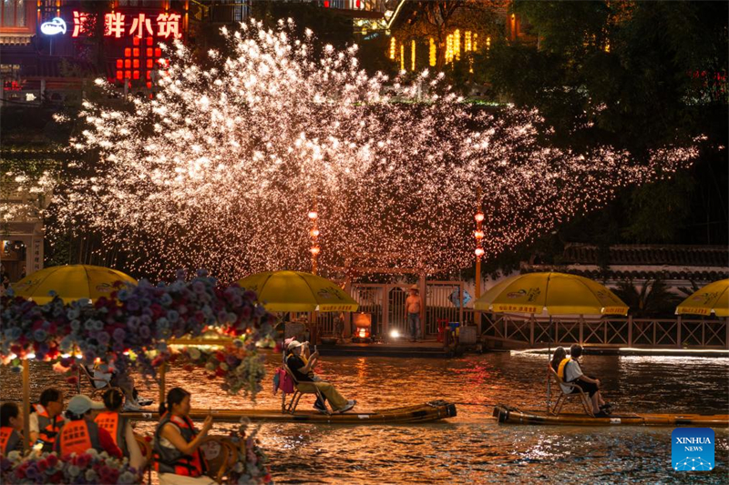 Hubei : le comté de Xuan'en favorise le tourisme nocturne autour de la rivière Gongshui