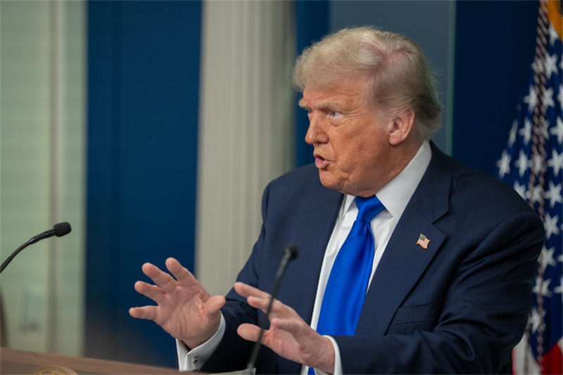 Trump demande à ses partisans de cesser d'attaquer la ministre de la Justice à propos de l'affaire Epstein