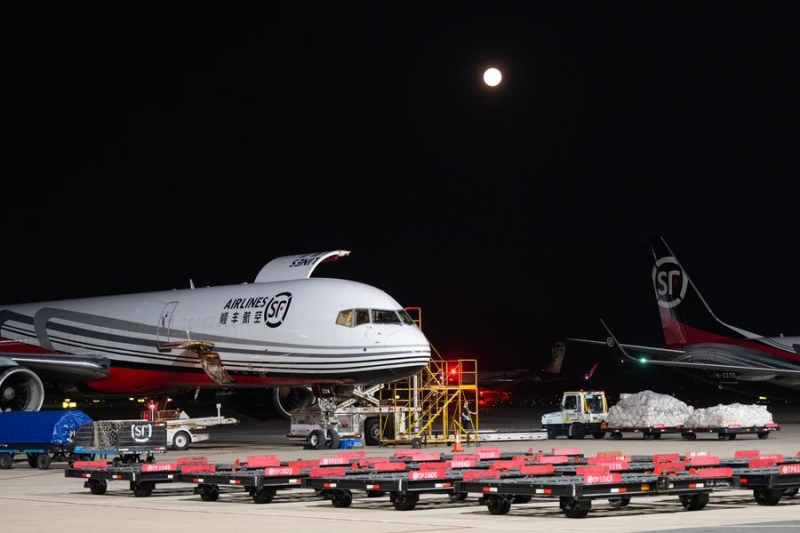 Hubei?: en visite nocturne à Ezhou, premier aéroport chinois axé sur le fret