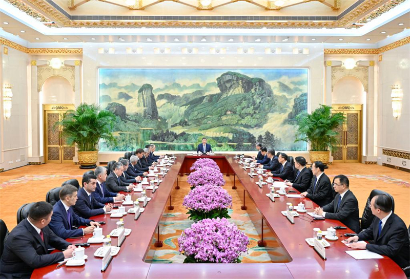 Xi Jinping rencontre les chefs des délégations étrangères participant à la réunion du Conseil des ministres des Affaires étrangères de l'OCS