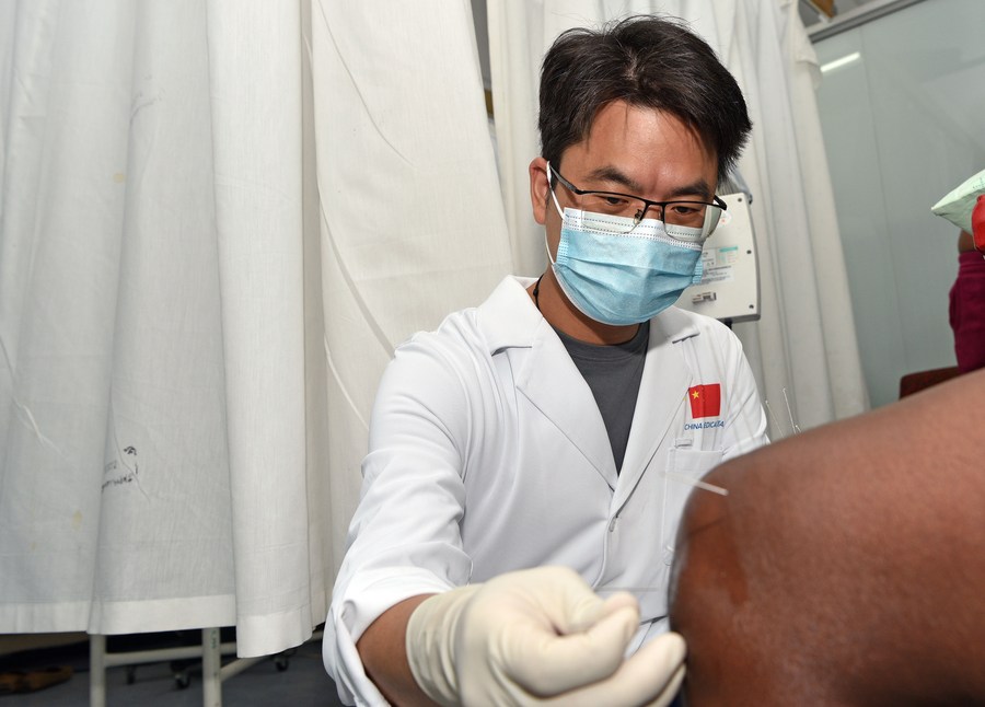 Un médecin chinois traite un patient à l'acupuncture à l'h?pital Katutura de Windhoek, en Namibie, le 21 juin 2023.(Photo/Xinhua)