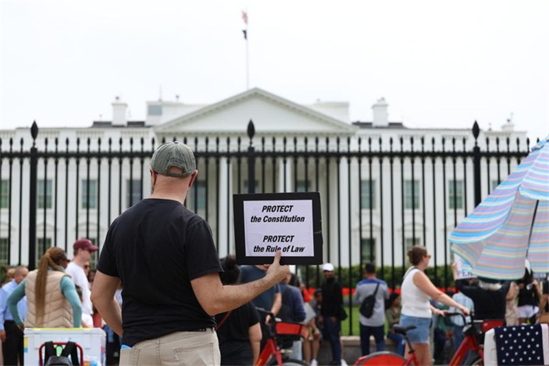Des manifestants se rassemblent lors d'une manifestation devant la Maison Blanche à Washington, aux Etats-Unis, le 19 avril 2025. (Xinhua/Hu Yousong)