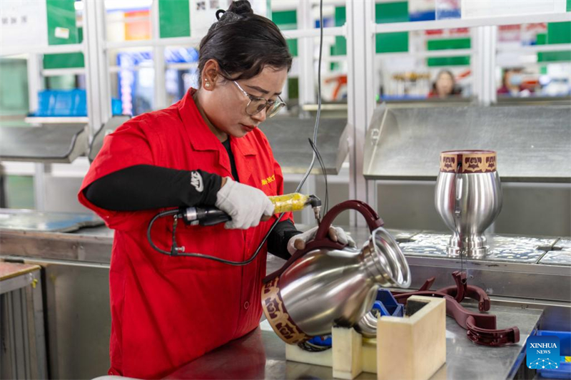 Xizang : une entreprise fabrique des ustensiles de cuisine adaptés à la haute altitude