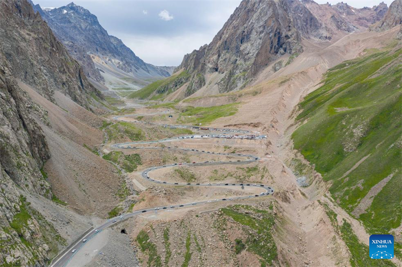 Xinjiang : l'autoroute Duku enregistre un boom du tourisme en été