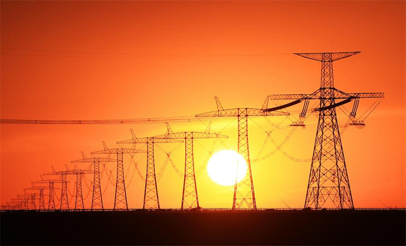 Lignes électriques du projet de transport de courant continu à ultra-haute tension Changji-Guquan ±1100 kV dans le district autonome kazakh de Mori, dans la région autonome ou?goure du Xinjiang, dans le nord-ouest de la Chine. Le Xinjiang est une plaque tournante essentielle dans le programme chinois de transport d'électricité ouest-est, le 5 juillet 2025. (Photo : Zhang Limin)