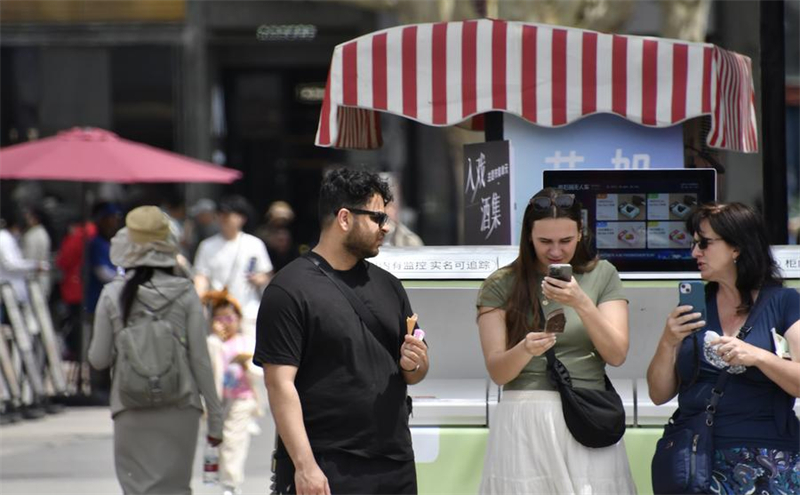 Des touristes visitent le quartier artistique 798 à Beijing, la capitale de la Chine, le 4 mai 2025. (Xinhua/Li Xin)