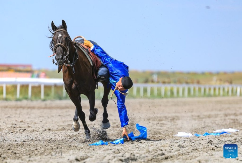 Xinjiang : un spectacle équestre organisé à Zhaosu lors d'un festival du tourisme