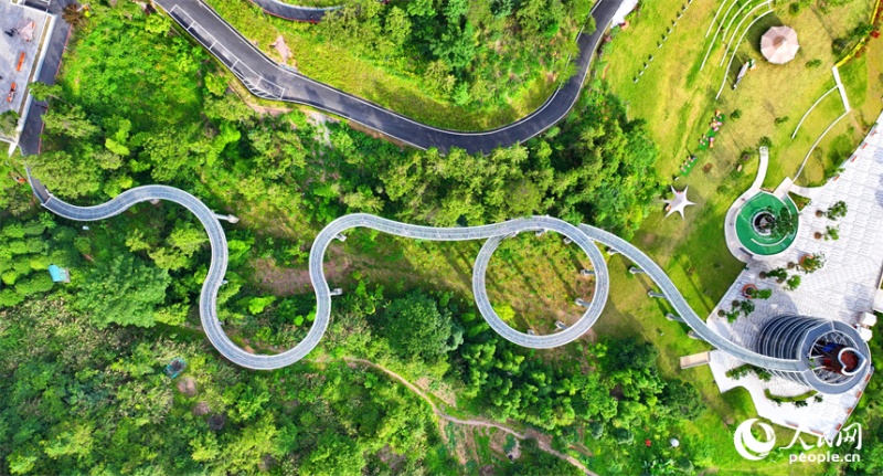 Jiangxi : un ? corridor flottant dans la forêt ? devient un endroit de choix pour le fitness et les loisirs à Chongyi