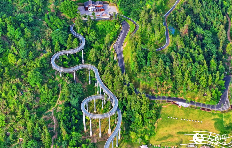Jiangxi : un ? corridor flottant dans la forêt ? devient un endroit de choix pour le fitness et les loisirs à Chongyi