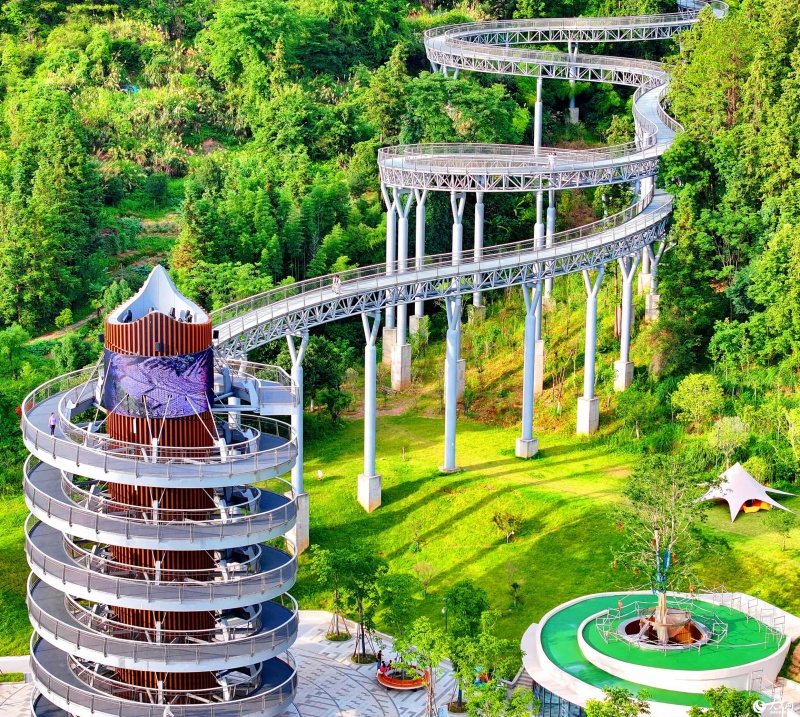 Jiangxi : un ? corridor flottant dans la forêt ? devient un endroit de choix pour le fitness et les loisirs à Chongyi