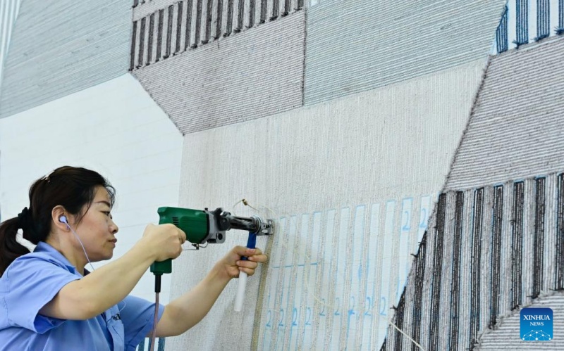 Une employée travaille sur un tapis tibétain dans un atelier du groupe Shengyuan Carpet, à Xining, capitale de la province du Qinghai (nord-ouest de la Chine), le 21 juillet 2025. (Qi Zhiyue/Xinhua)