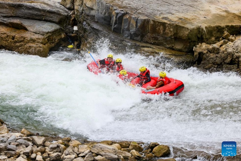 Guizhou : des touristes font du rafting en bateaux gonflables sur la rivière Luobei