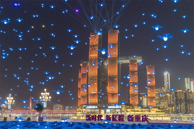 Photo montrant des drones en formation pour présenter le spectacle lumineux régulier ayant pour thème  "Le charme de Chongqing", le 2 mai 2025 à Chongqing. (Photo : Huang Wei)