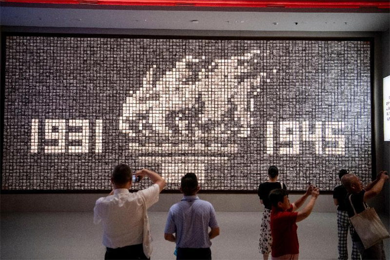 Des gens visitent une exposition sur le thème ? Pour la libération nationale et la paix mondiale ? au Musée de la guerre de la résistance du peuple chinois contre l'agression japonaise, le 8 juillet 2025 à Beijing, pour commémorer le 80e anniversaire de la victoire dans la guerre du peuple chinois contre l'agression japonaise et la guerre mondiale anti-fasciste. (Weng Qiyu / Pic.people.com.cn)