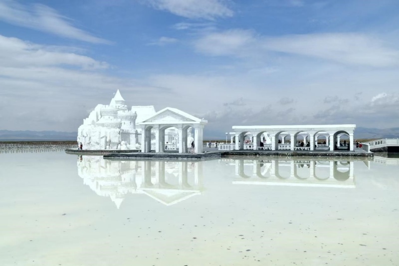 Qinghai : le spectaculaire ? miroir du ciel ? devient un aimant qui attire des touristes