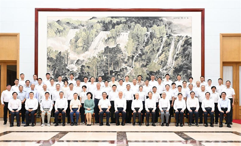 Un haut responsable du PCC rend visite à d'éminents experts