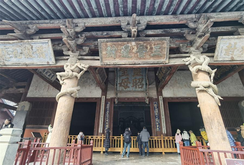 Des visiteurs devant la salle Sainte-Mère du temple Jinci à Taiyuan, capitale de la province chinoise du Shanxi (nord), le 20 janvier 2024. (Photo : Wang Xuetao)