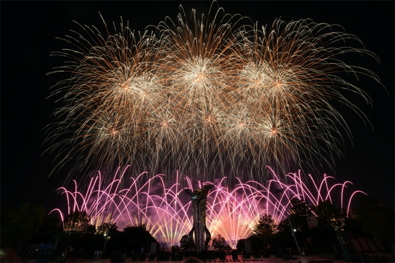 Jiangxi : les feux d'artifice illuminent le marché culturel et touristique à Wanzai