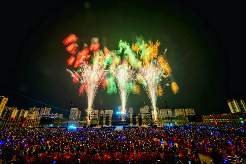 Jiangxi : les feux d'artifice illuminent le marché culturel et touristique à Wanzai