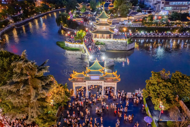 Photo aérienne prise par un drone montrant des visiteurs dans le site touristique de la tour Jiaxiu à Guiyang, capitale de la province chinoise du Guizhou (sud-ouest), le 30 juillet 2025. (Photo : Liu Xu)