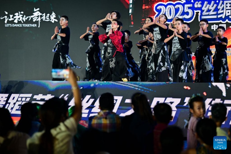 Xinjiang : un spectacle de danse de rue organisé à Karamay pour le Festival international de danse du Xinjiang