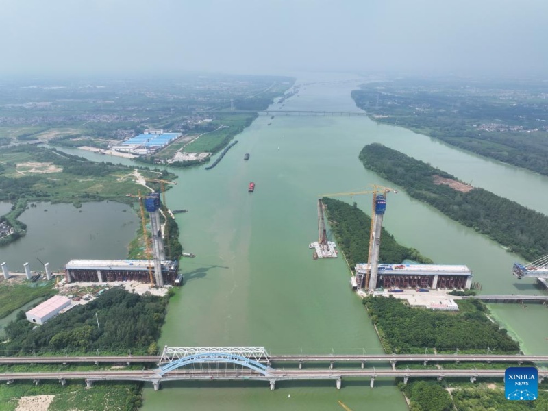 Jiangsu : la tour principale du pont de Yangzhou sur le Grand canal Beijing-Hangzhou a re?u sa couverture