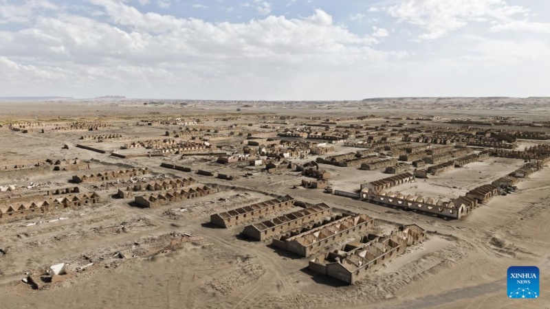 Photo aérienne prise par drone le 29 juillet 2025 montrant les vestiges d'un site pétrolier désaffecté à Lenghu, dans le district de Mangya de la préfecture autonome mongole et tibétaine de Haixi, dans la province du Qinghai (nord-ouest de la Chine). (Qi Zhiyue / Xinhua)