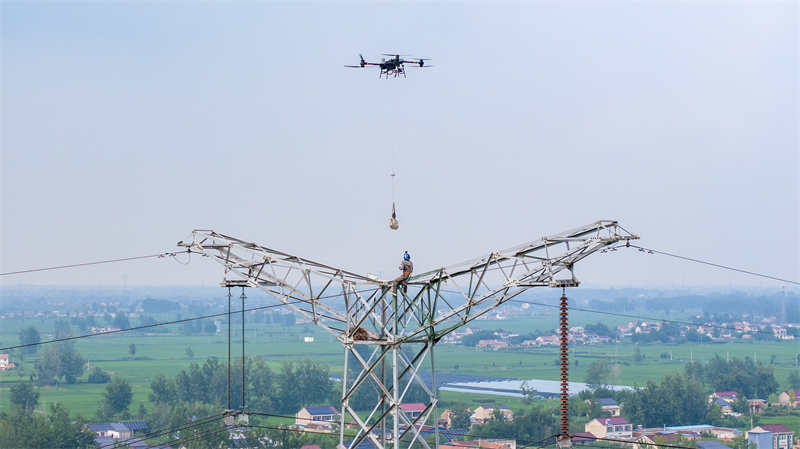 Jiangsu : les drones aident à l'entretien anti-coupures du réseau électrique à Huai'an