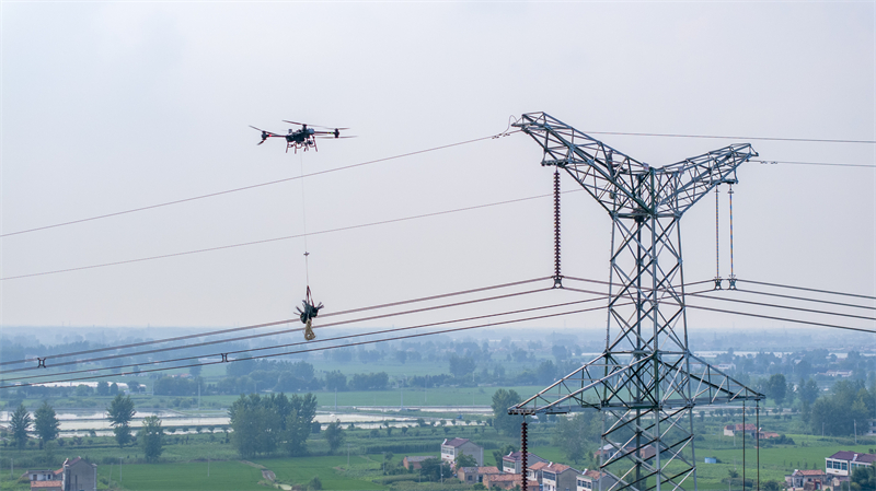 Jiangsu : les drones aident à l'entretien anti-coupures du réseau électrique à Huai'an