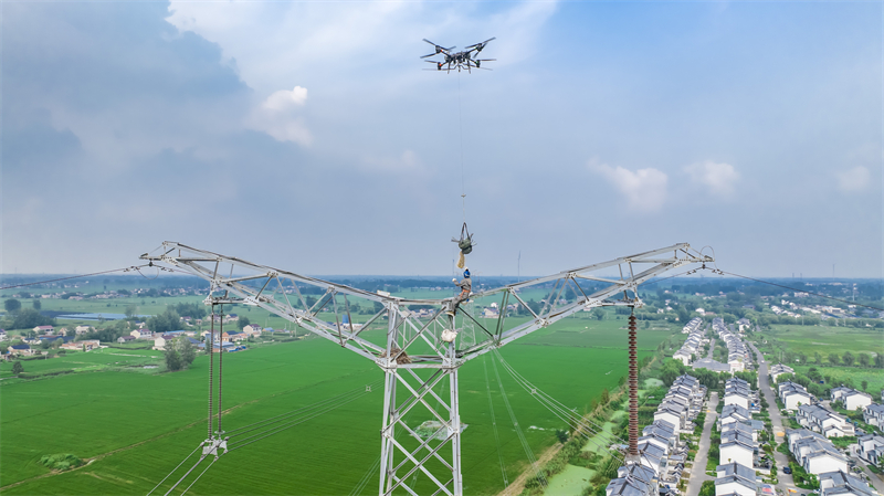 Jiangsu : les drones aident à l'entretien anti-coupures du réseau électrique à Huai'an