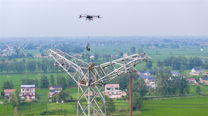 Jiangsu : les drones aident à l'entretien anti-coupures du réseau électrique à Huai'an