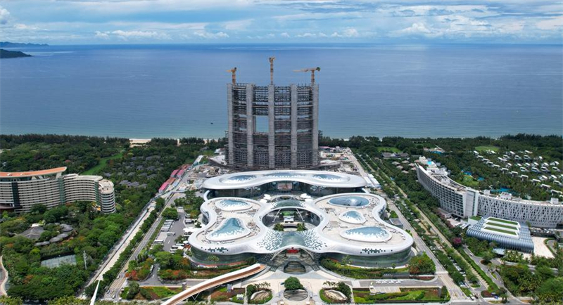 Vue aérienne d'un centre commercial hors taxe à Sanya, ville de la province chinoise de Hainan (sud), le 29 mai 2025. (Photo : Yang Guanyu)