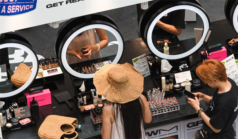 Des gens dans une boutique hors taxe à Sanya, ville de la province chinoise de Hainan (sud), le 29 mai 2025. (Photo : Yang Guanyu)