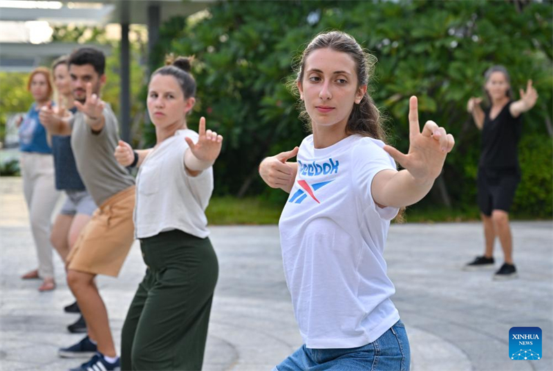 Des stagiaires étrangers apprennent le Baduanjin, un exercice traditionnel de respiration et d'étirement, à Sanya, dans la province de Hainan (sud de la Chine), le 7 ao?t 2025. (Guo Cheng/Xinhua)