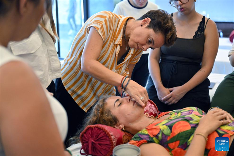 Hainan : des stagiaires étrangers suivent une formation en théorie et pratique de MTC à Sanya