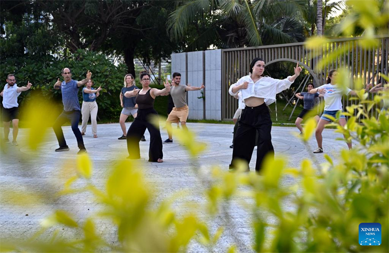 Hainan : des stagiaires étrangers suivent une formation en théorie et pratique de MTC à Sanya