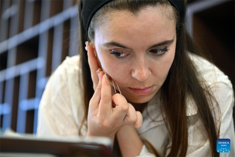 Hainan : des stagiaires étrangers suivent une formation en théorie et pratique de MTC à Sanya