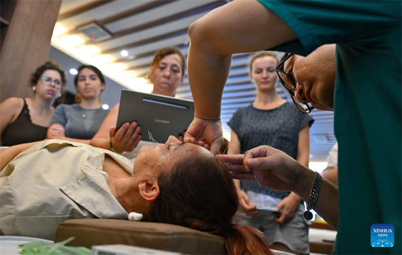 Hainan : des stagiaires étrangers suivent une formation en théorie et pratique de MTC à Sanya