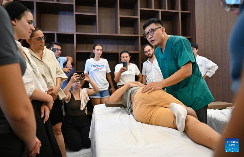 Hainan : des stagiaires étrangers suivent une formation en théorie et pratique de MTC à Sanya