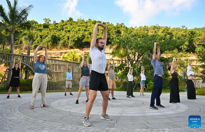 Hainan : des stagiaires étrangers suivent une formation en théorie et pratique de MTC à Sanya