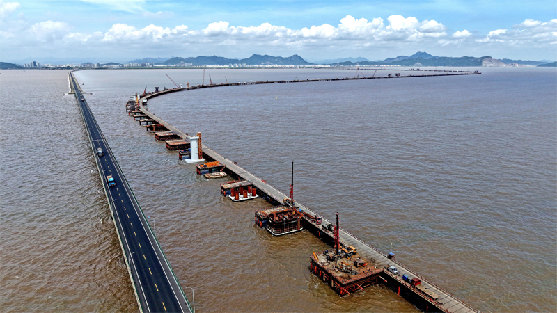 Zhejiang : la construction du pont ferroviaire trans-maritime de Linhai bat son plein