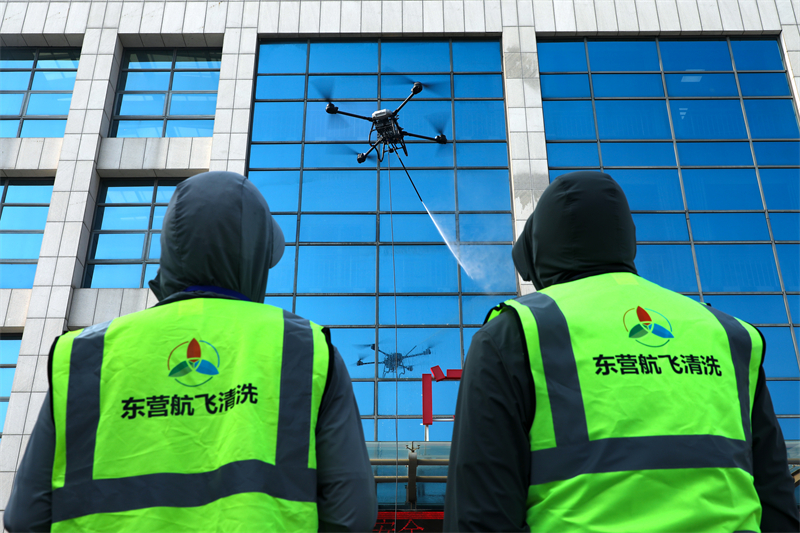 Shandong : un ? nettoyeur volant ? mis en service pour nettoyer efficacement les murs de verre à Dongying