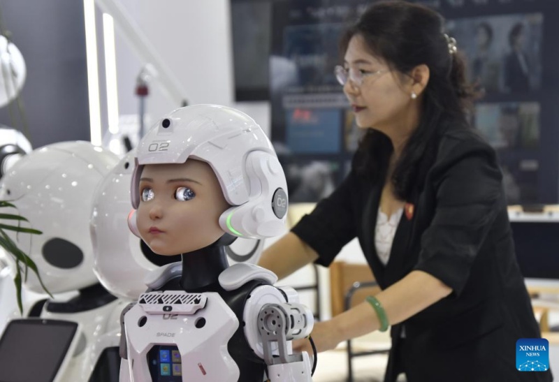 Les robots humano?des en vedette à la Conférence mondiale des robots à Beijing