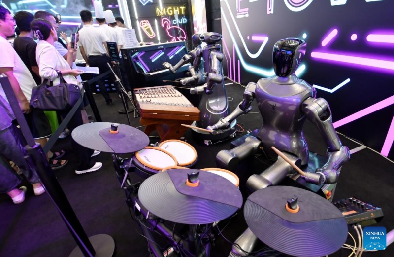 Les robots humano?des en vedette à la Conférence mondiale des robots à Beijing