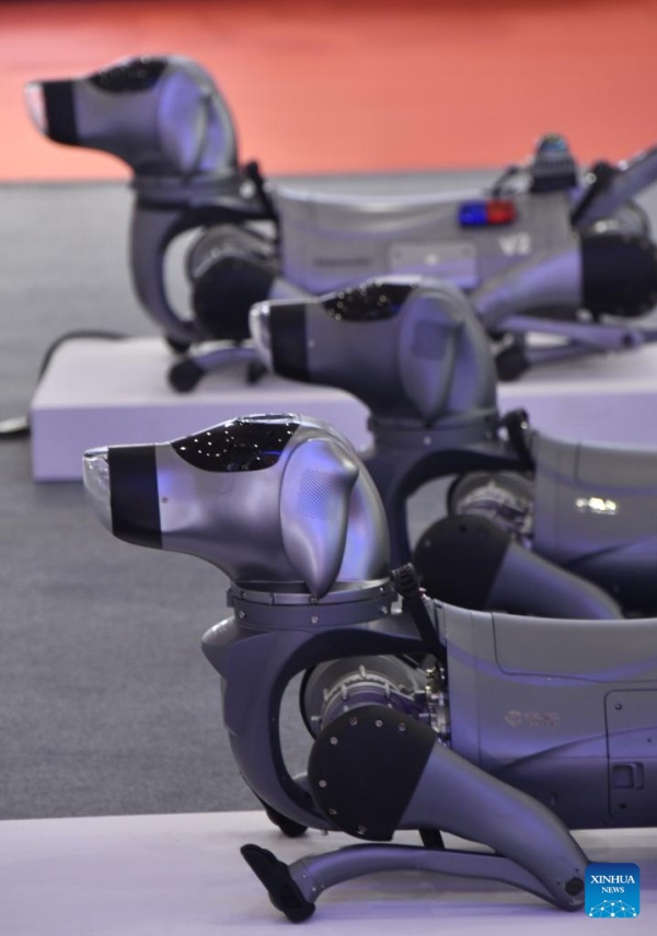 Les robots humano?des en vedette à la Conférence mondiale des robots à Beijing