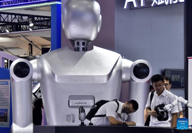 Les robots humano?des en vedette à la Conférence mondiale des robots à Beijing