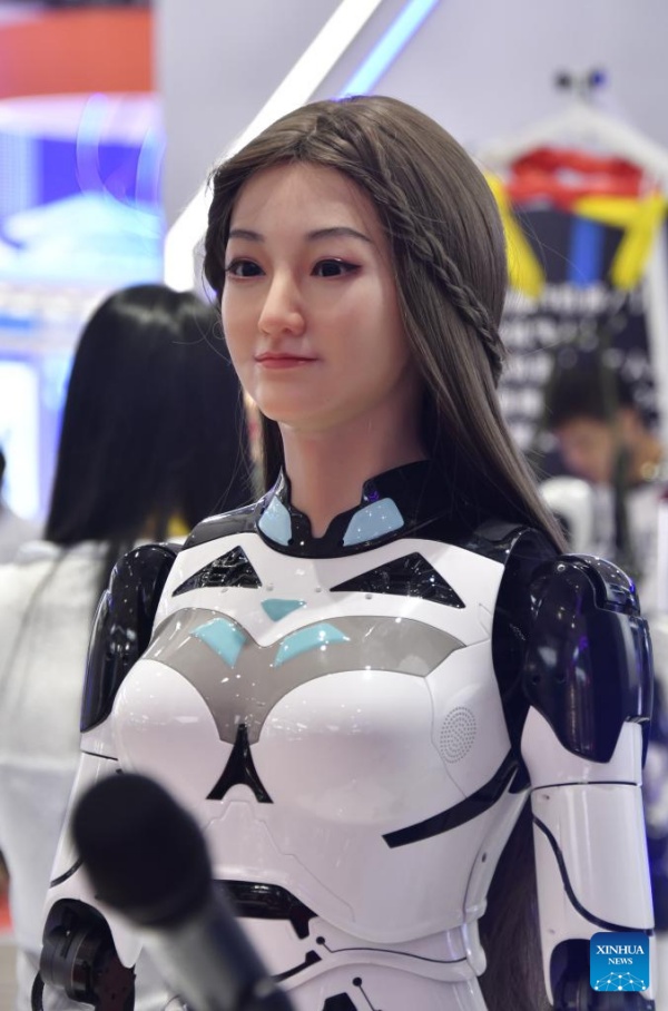 Les robots humano?des en vedette à la Conférence mondiale des robots à Beijing