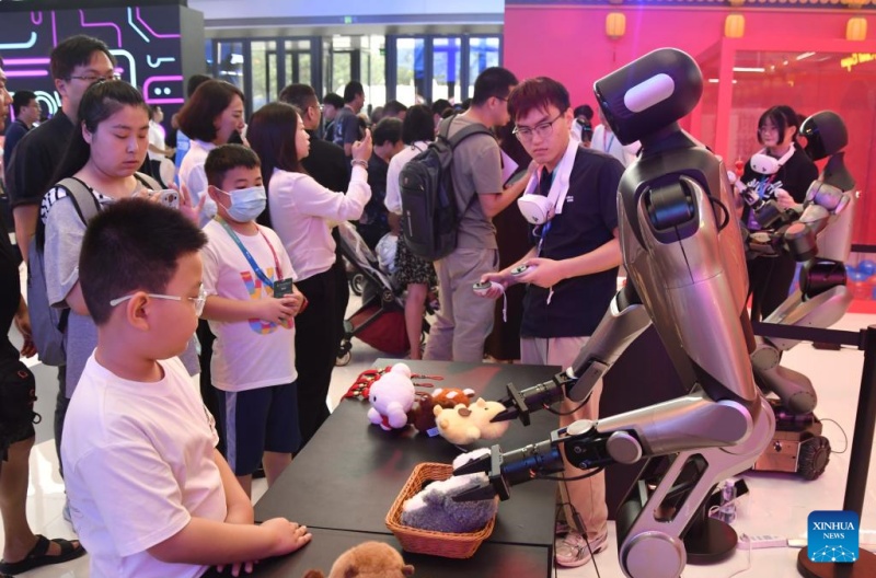 Les robots humano?des en vedette à la Conférence mondiale des robots à Beijing