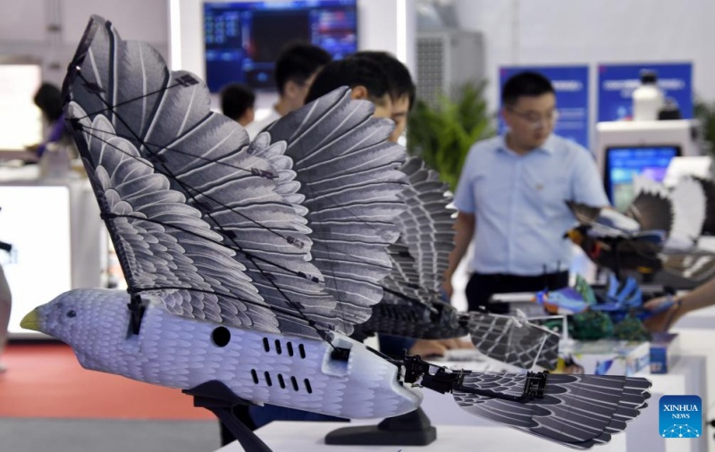 Les robots humano?des en vedette à la Conférence mondiale des robots à Beijing