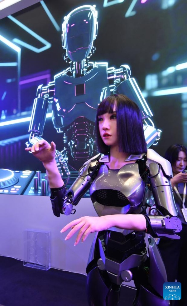 Les robots humano?des en vedette à la Conférence mondiale des robots à Beijing